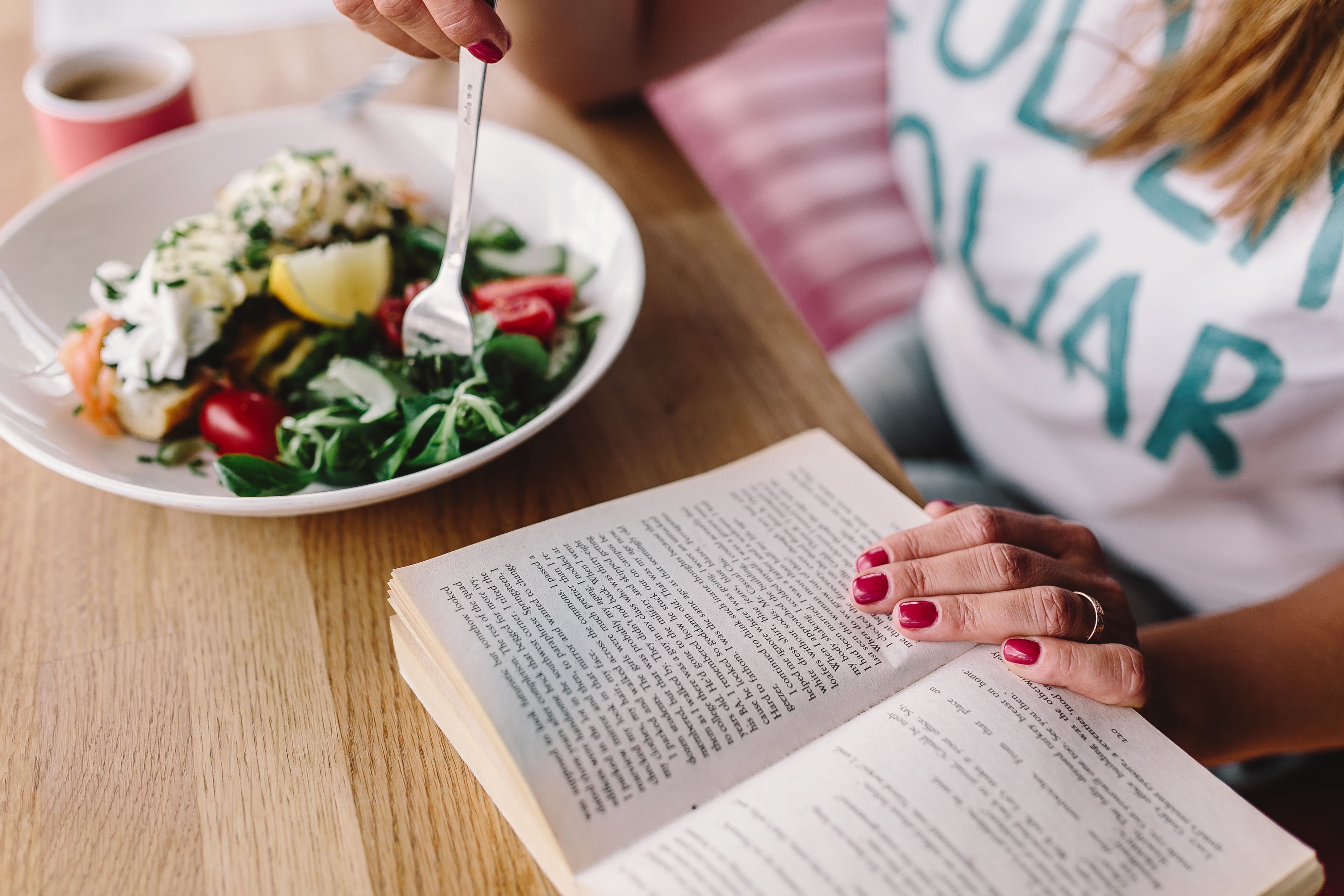 kaboompics_woman-eating-breakfast-and-reading-a-book-3574